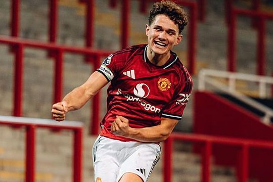 Sao trẻ Jacob Devaney tỏa sáng rực rỡ với siêu phẩm đầu tiên trong màu áo St Mirren