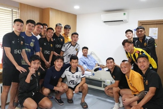 CLB Thanh Hóa thăm tiền vệ Thái Sơn sau phẫu thuật dây chằng gối tại TP.HCM