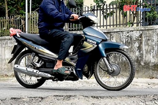 Nhiều người trượt ngã trên đường Thống Nhất ở Bắc Hồng Lĩnh