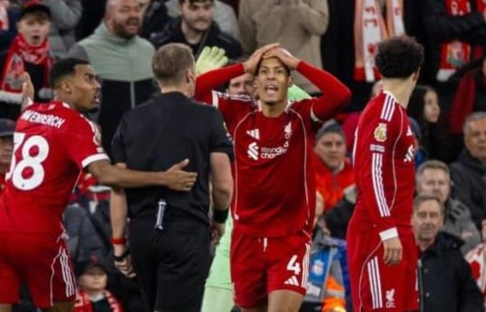 Liverpool đánh rơi chiến thắng trước Man City: 10 phút thảm họa và sai lầm của Alisson