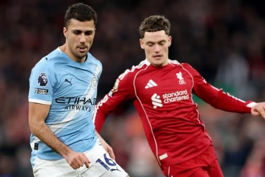 Rodri tái hiện đẳng cấp Quả bóng vàng trong chiến thắng của Man City tại Anfield