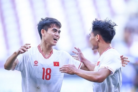 Giải mã Khuất Văn Khang: Vì sao tiền vệ nhỏ con luôn là lựa chọn số 1 của các đời HLV?