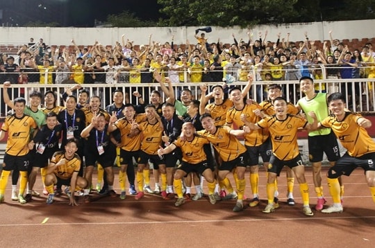 Bầu Đệ thưởng nóng 300 triệu đồng sau kỳ tích của Thanh Hóa trước CA TP.HCM