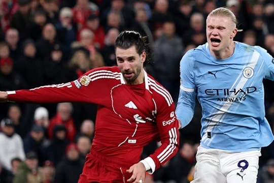 VAR gây tranh cãi tại Anfield: Liverpool mất người, Man City hụt chiến thắng phút cuối