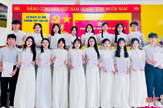 Phát triển Đảng - khơi dậy khát vọng cống hiến trong học sinh