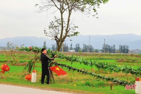 Dịch vụ dựng nêu Tết “cháy lịch” ngày 23 tháng Chạp