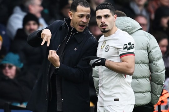 Chelsea và tử huyệt thể lực: Bài toán cân não của Liam Rosenior trước Leeds United