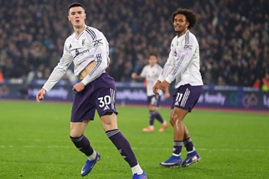 Benjamin Sesko giật lại 1 điểm cho Man United: Điểm sáng Casemiro và nỗi lo hàng thủ