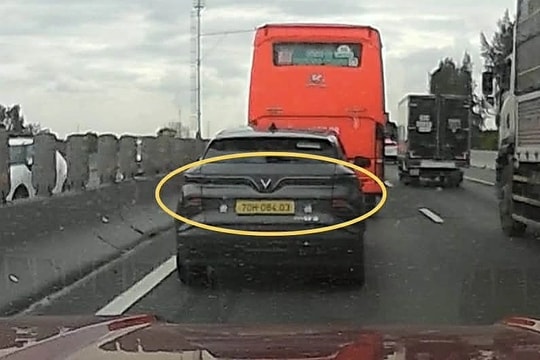 Xe điện giảm tốc không sáng đèn: Nguy cơ tiềm ẩn và lưu ý an toàn khi bám đuôi