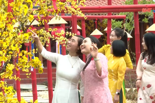 Sắc xuân Hà Tĩnh: Khi áo dài hòa quyện cùng không gian di sản