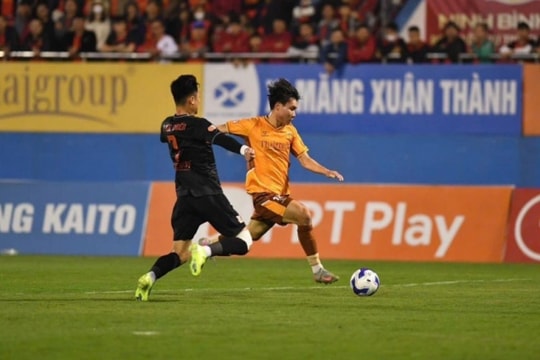 Nguyễn Minh Tâm: "Viên ngọc thô" 1m80 rực sáng giải bài toán tiền đạo cho HAGL