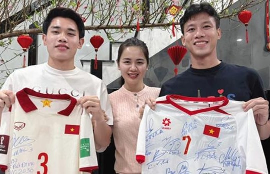 Quế Ngọc Hải trao áo đấu, gửi gắm giấc mơ World Cup 2030 cho Đình Bắc