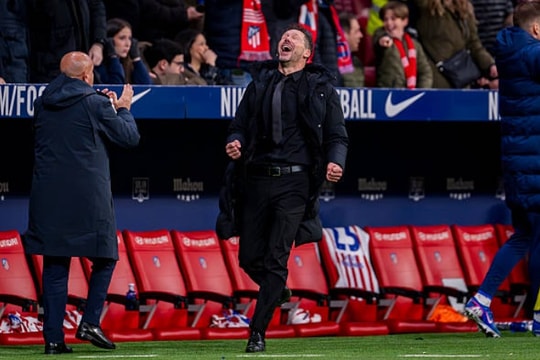 Atletico Madrid 4-0 Barcelona: Bàn cờ chiến thuật của Simeone nhấn chìm Hansi Flick