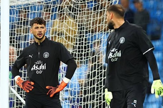 James Trafford ngỡ ngàng khi Man City chiêu mộ Gianluigi Donnarumma vào phút chót