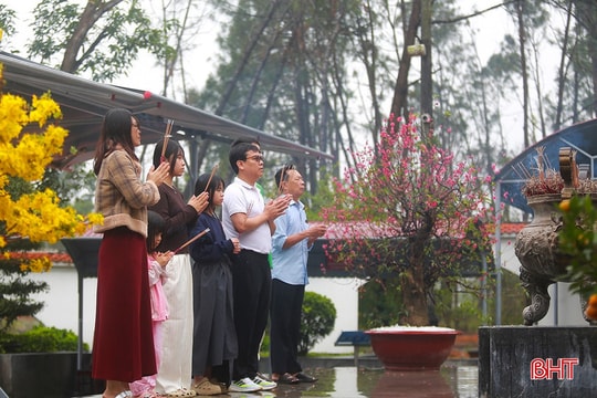 Người dân tri ân tại Ngã ba Đồng Lộc ngày đầu năm mới