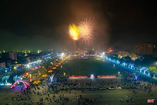 Ngắm màn pháo hoa rực sáng chào năm mới ở Hà Tĩnh