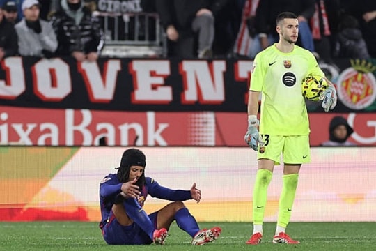 Joan Garcia rực sáng với 7 pha cứu thua trong ngày Barcelona gục ngã trước Girona