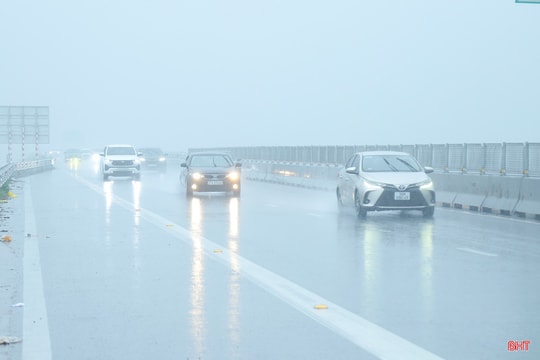 Hà Tĩnh mưa lớn, người dân du xuân lưu ý đảm bảo an toàn giao thông