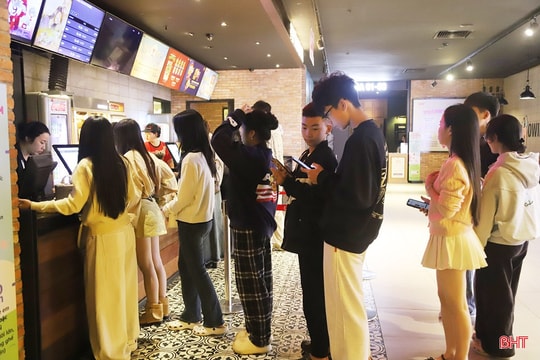 Rạp chiếu phim, khu vui chơi, ăn uống… kín khách dịp Tết