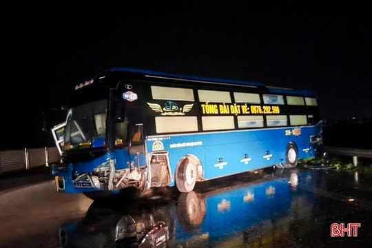 Xe khách giường nằm tông ô tô con trên cao tốc ở Hà Tĩnh