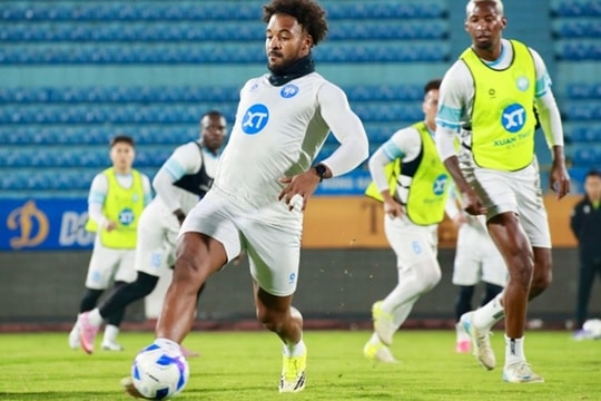 Nguyễn Xuân Son rạng rỡ nhận lì xì, Nam Định rèn quân quyết đấu Thể Công Viettel