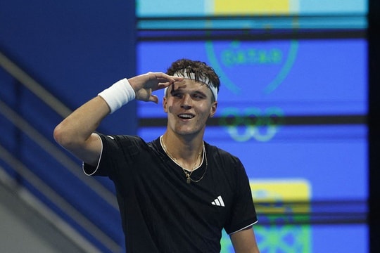 Jakub Mensik gây địa chấn tại Qatar Open khi đánh bại hạt giống số 1 Jannik Sinner