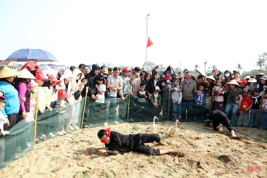 Cười sảng khoái với các trò chơi độc đáo ở đình Hoa Vân Hải