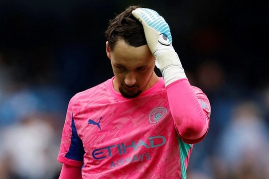 James Trafford và sai lầm tại Man City: Khi sự nghiệp bị chôn vùi bởi 'chiếc còng tay vàng'