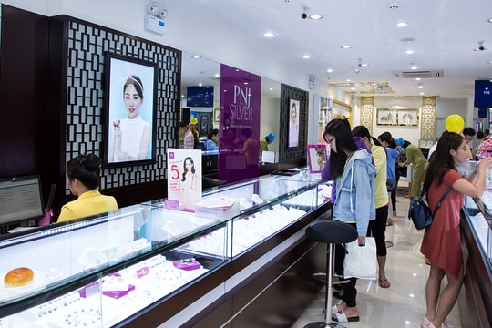 Giá vàng hôm nay 24/2/2026: SJC tăng lên 184,6 triệu, nhẫn 9999 đồng loạt vượt 183 triệu, vàng thế giới tăng sát 5200 USD