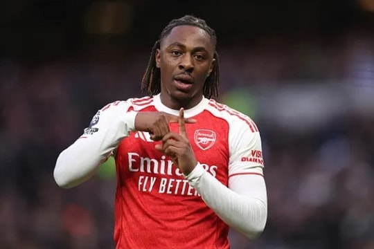 Arsenal tiến sát ngôi vương Ngoại hạng Anh, Tottenham đối mặt nguy cơ trụ hạng