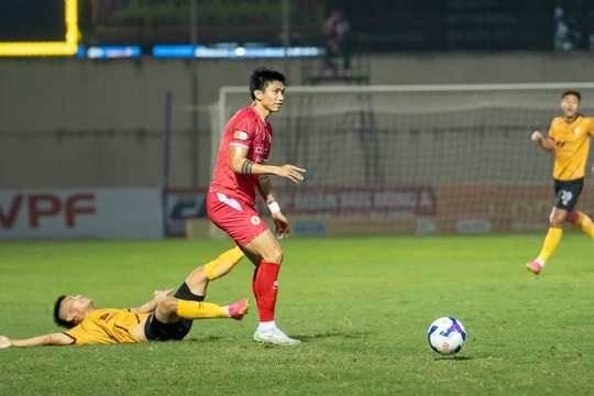 V-League: Đoàn Văn Hậu lập siêu phẩm từ giữa sân, CAHN thắng ngược Thanh Hóa 3-1
