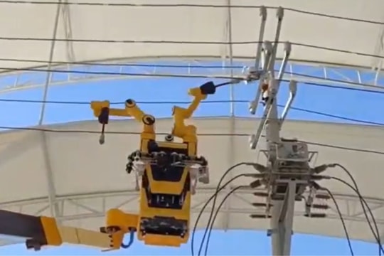 Robot Trung Quốc lần đầu sửa điện trực tiếp trên lưới 10kV giúp bảo vệ an toàn kỹ thuật viên