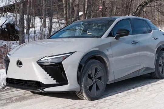 Lexus RZ 550e F Sport 2026: Tham vọng tái hiện linh hồn xe xăng bằng hộp số giả lập