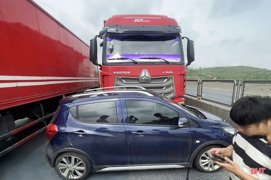 Sau va chạm, ô tô con chắn ngang trên cao tốc Hàm Nghi - Vũng Áng