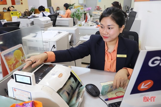 Lãi suất ngân hàng biến động mạnh: Người mừng, người lo!