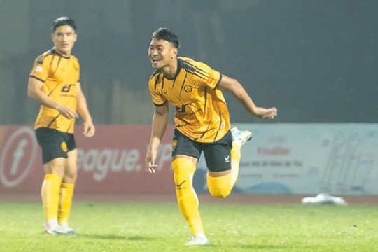 Văn Hậu lập siêu phẩm ngày trở lại, Thanh Hóa gây sốc khi dùng thủ môn đá tiền đạo