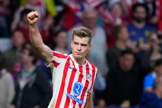Alexander Sorloth lập hat-trick đưa Atletico Madrid vào vòng 1/8 Champions League