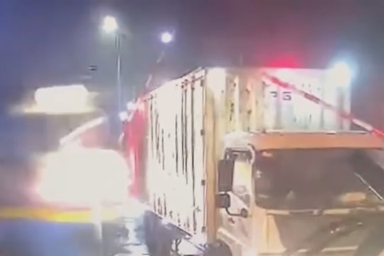 Cố vượt qua đường ray, xe tải bị tàu hỏa tông nát, văng xa hàng trăm mét