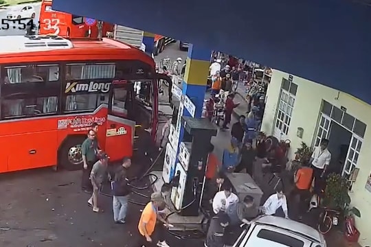 Thanh niên say rượu, lao ô tô tông vào đám đông ở cây xăng sau mâu thuẫn