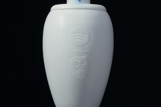 Spotify và Liquid Death ra mắt loa Bluetooth hình hũ tro cốt Eternal Playlist Urn