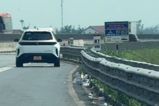 Dải dừng khẩn cấp cao tốc qua Hà Tĩnh ngập rác sau Tết