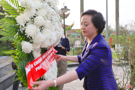 Phó Thủ tướng Phạm Thị Thanh Trà dâng hương tưởng niệm anh hùng Lý Tự Trọng