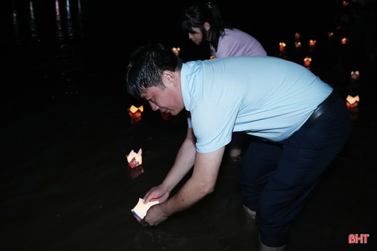 Thả hoa đăng trên sông Ngàn Phố tri ân Hải Thượng Lãn Ông Lê Hữu Trác