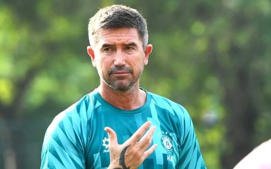 HLV Harry Kewell so sánh trọng tài V-League với Ngoại hạng Anh sau thất bại
