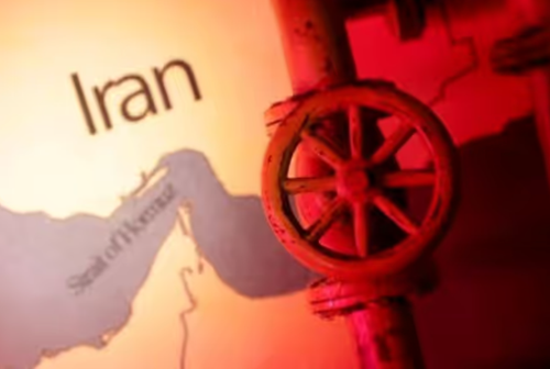 Hơn 150 tàu dầu và LNG mắc kẹt ngoài eo biển Hormuz sau loạt không kích vào Iran