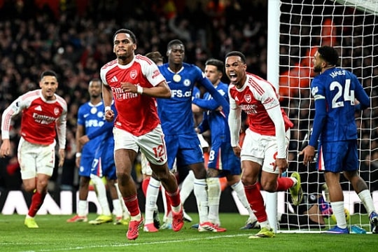 Arsenal hạ gục Chelsea 2-1: Jurrien Timber rực sáng giữ vững ngôi đầu Ngoại hạng Anh