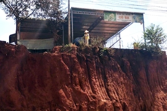 Hạ cốt nền làm đường nhà mặt tiền bỗng hóa mặt vực