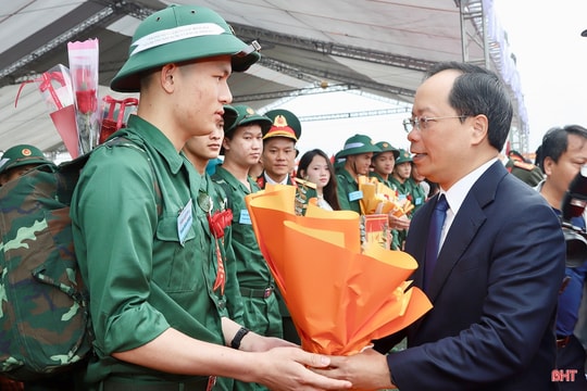 Phó Tư lệnh Quân khu 4 và Bí thư Tỉnh ủy Hà Tĩnh dự lễ giao nhận quân năm 2026