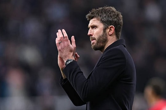 Michael Carrick trả giá vì tin dùng Tyrell Malacia: 4 'lá chắn' trẻ bị bỏ quên tại Man Utd