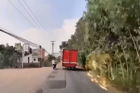 Xe máy vượt ẩu, lái xe ngã lọt gầm xe tải